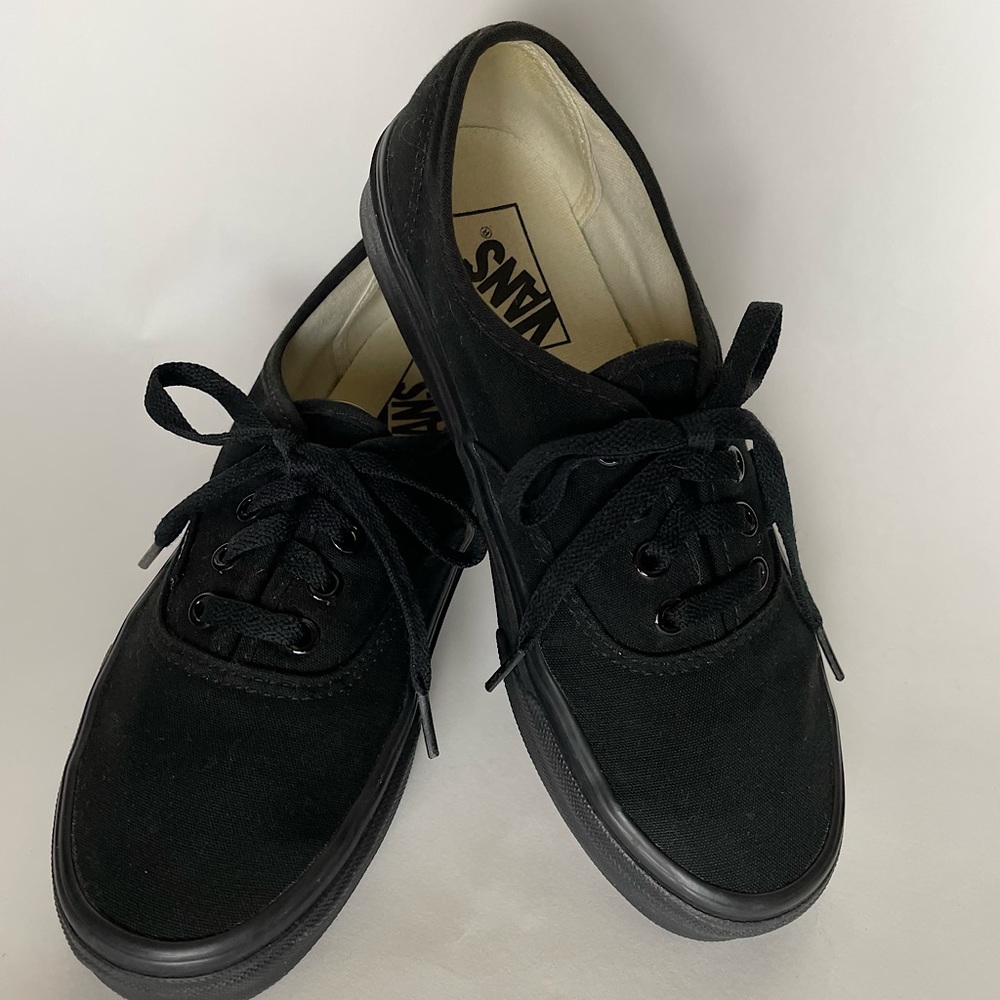 VANS•CLASSIC BLACK CANVAS•WOMENS 7.5 / MENS 6